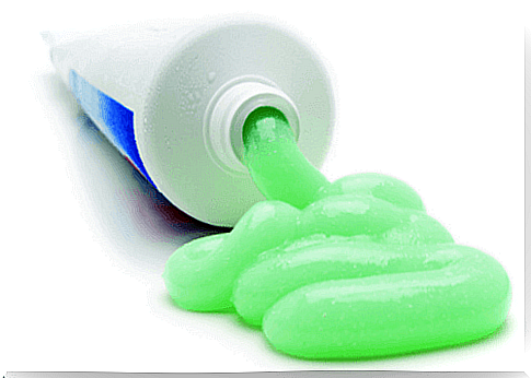 11 ways to use toothpaste