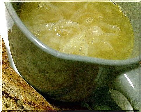 Enjoy onion soup to prevent colds.