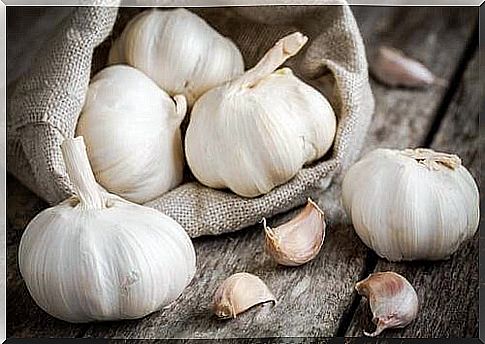 Eating garlic daily is a way to treat cellulite