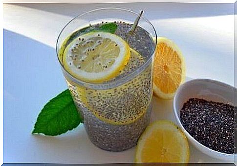 drink of chia and lemon