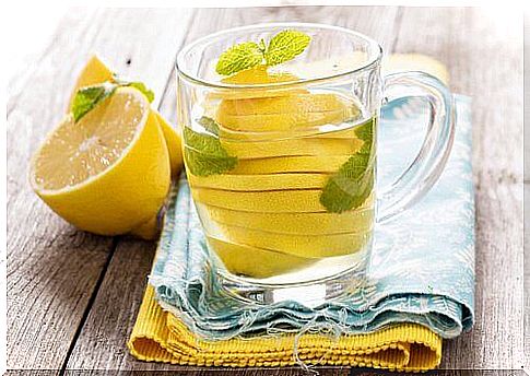 Lemon water helps burn fat.