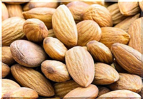 Cholesterol lowering properties of almonds