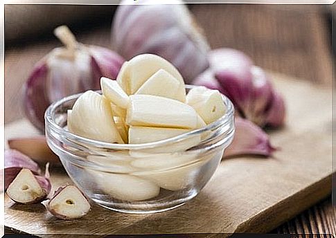 Eat garlic on an empty stomach