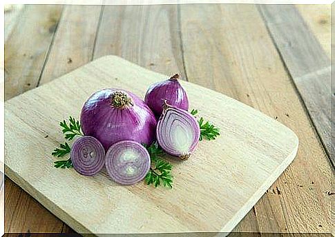 Get rid of dandruff with red onion