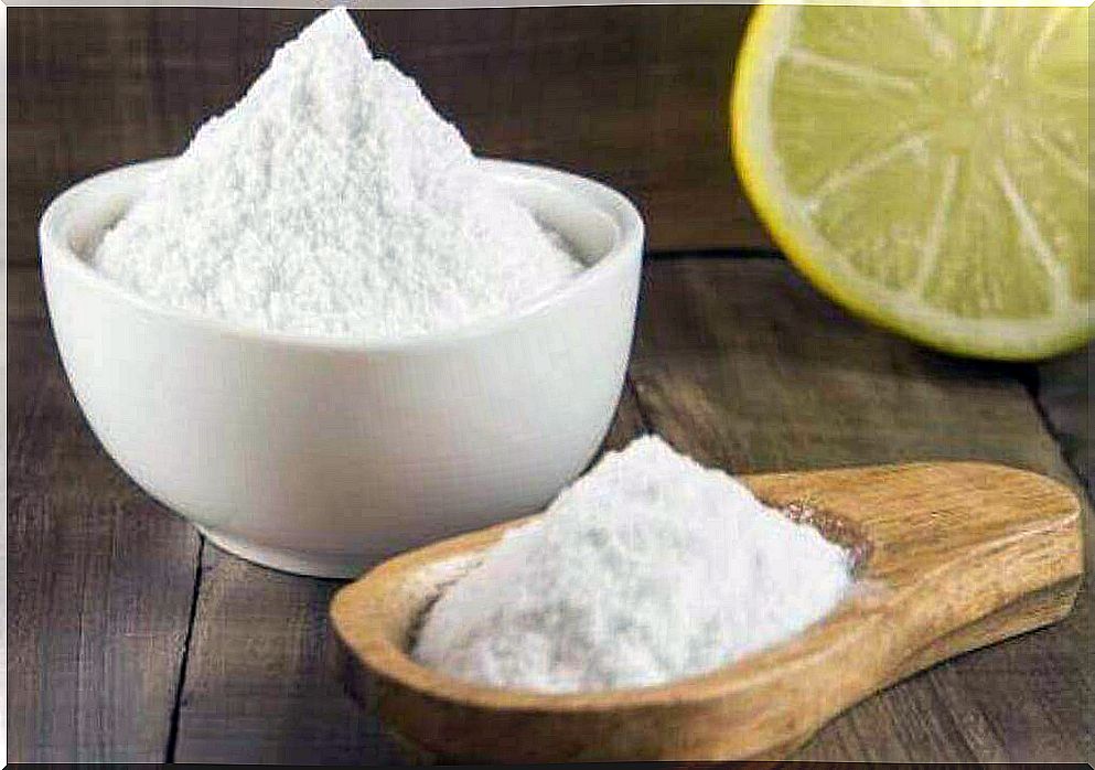 Get rid of dandruff with baking soda