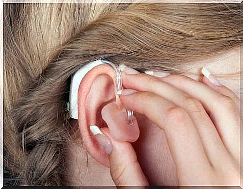 Sensorineural hearing loss can be treated with both implantable and non-implantable prostheses