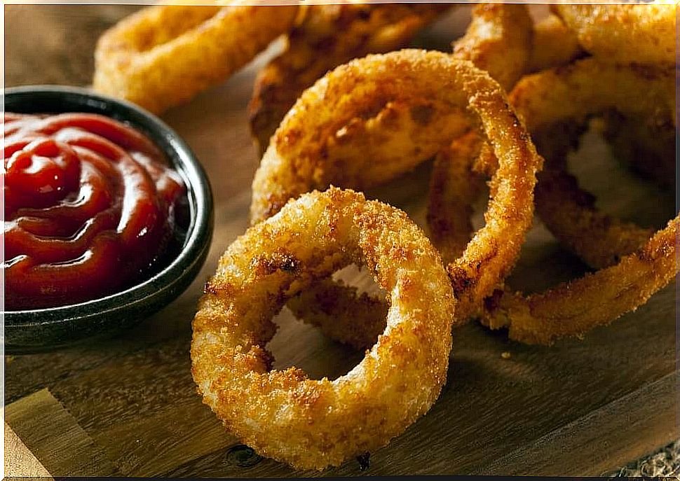 This is how you make incredibly delicious, crunchy onion rings