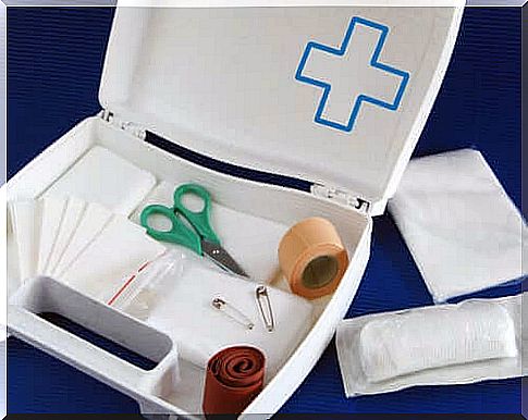 A traveler's first aid kit is not carefully designed if it lacks material for the prevention and treatment of minor injuries and skin symptoms.