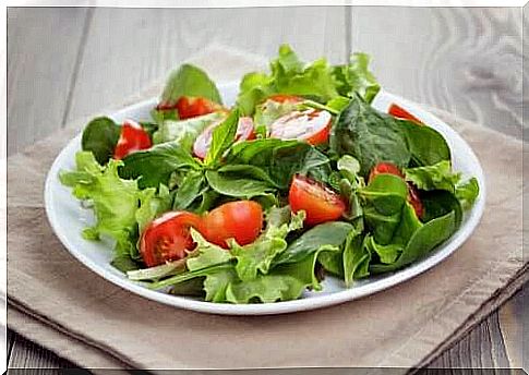 Light salads can help you cut your daily calorie intake