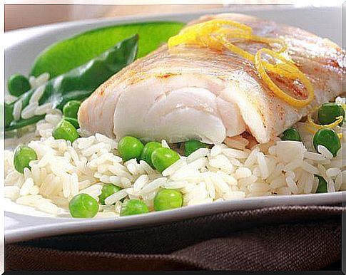 Fish and rice are a food combination that promotes weight loss.