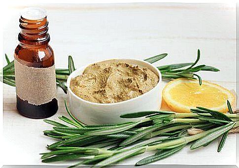 A mask made of rosemary refreshes the face.