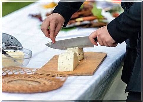 Tips for cutting cheese properly