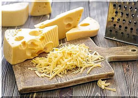 In the case of hard cheeses, it would be advisable to use a sharp knife with a double handle and the cheese should be cut at room temperature.