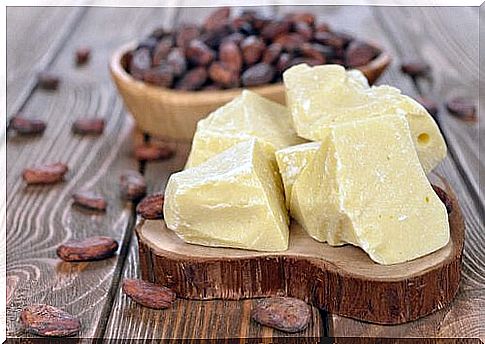 Cocoa butter effectively relieves dry skin.